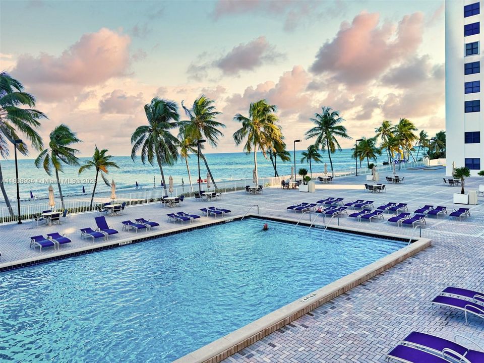 For Rent: $2,800 (1 beds, 2 baths, 980 Square Feet)