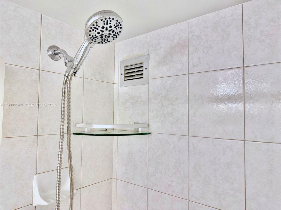 For Rent: $2,800 (1 beds, 2 baths, 980 Square Feet)