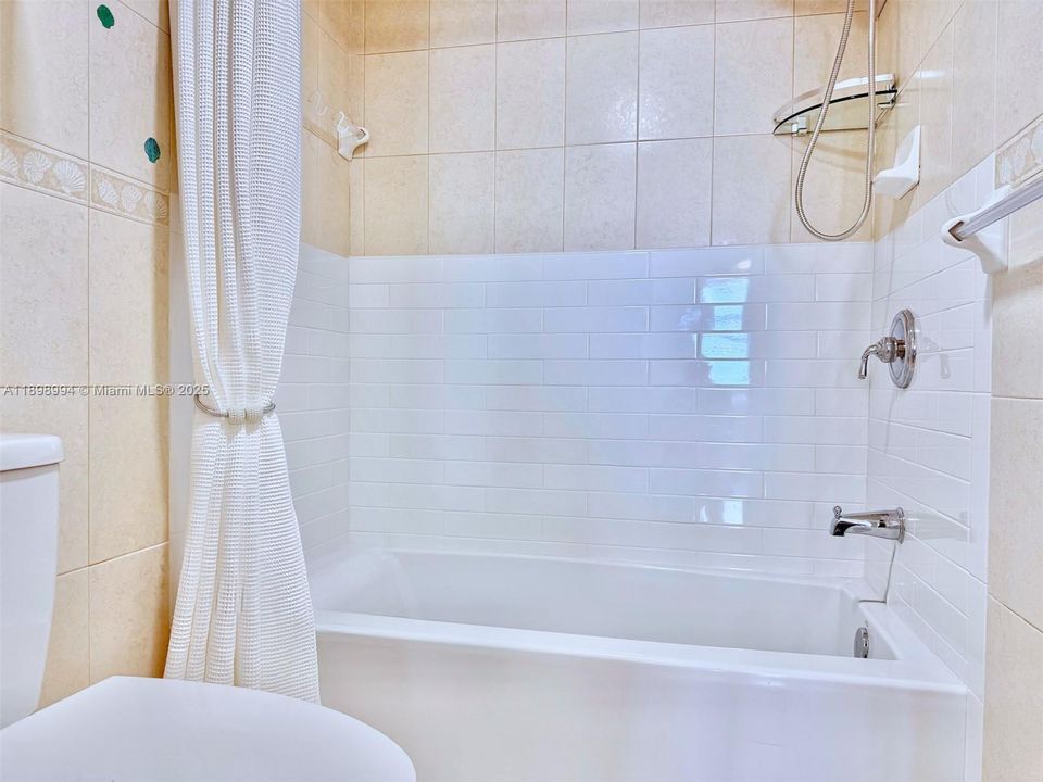 For Rent: $2,800 (1 beds, 2 baths, 980 Square Feet)