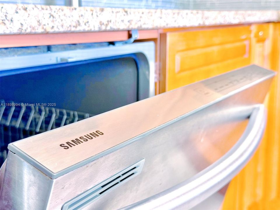 For Rent: $2,800 (1 beds, 2 baths, 980 Square Feet)