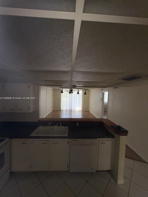 For Rent: $1,800 (1 beds, 1 baths, 940 Square Feet)