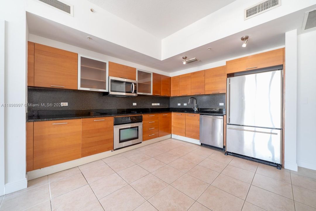 For Sale: $629,900 (2 beds, 2 baths, 1090 Square Feet)