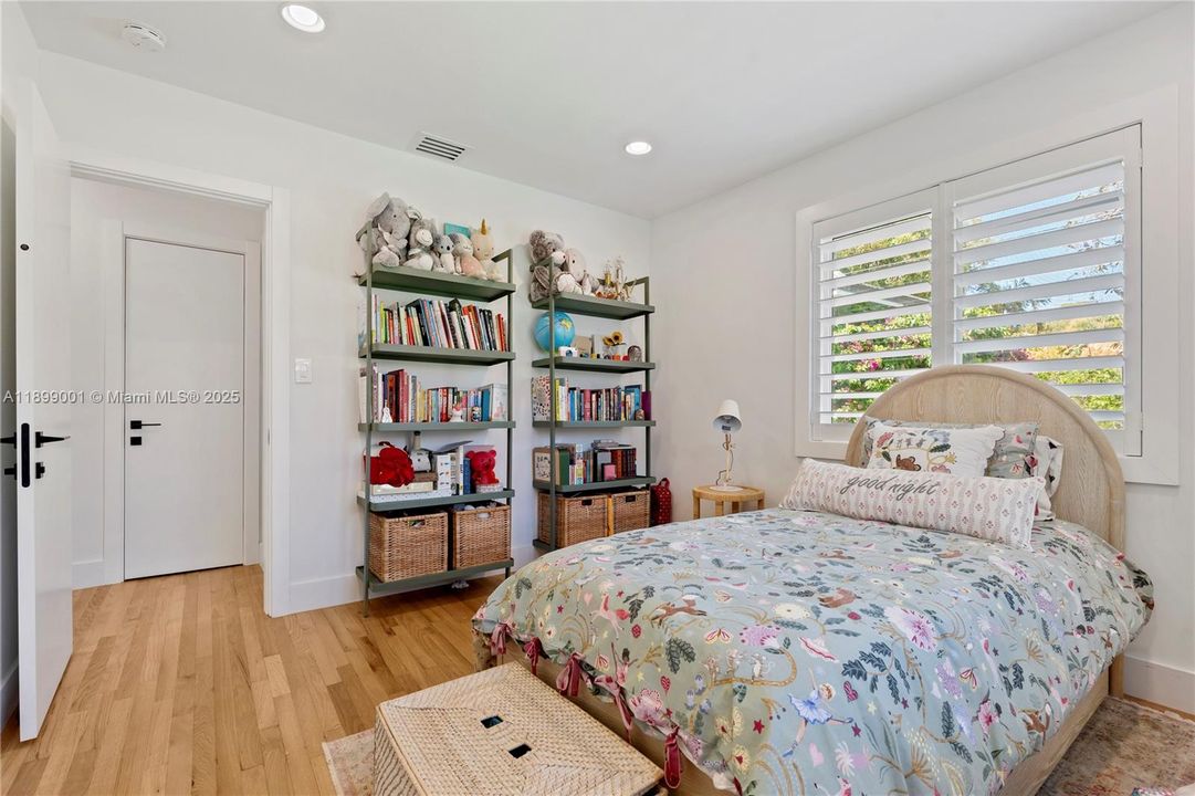 For Sale: $1,650,000 (3 beds, 2 baths, 1405 Square Feet)