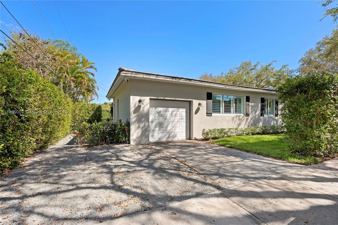 For Sale: $1,650,000 (3 beds, 2 baths, 1405 Square Feet)