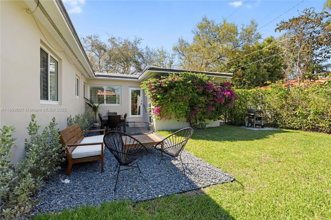 For Sale: $1,650,000 (3 beds, 2 baths, 1405 Square Feet)