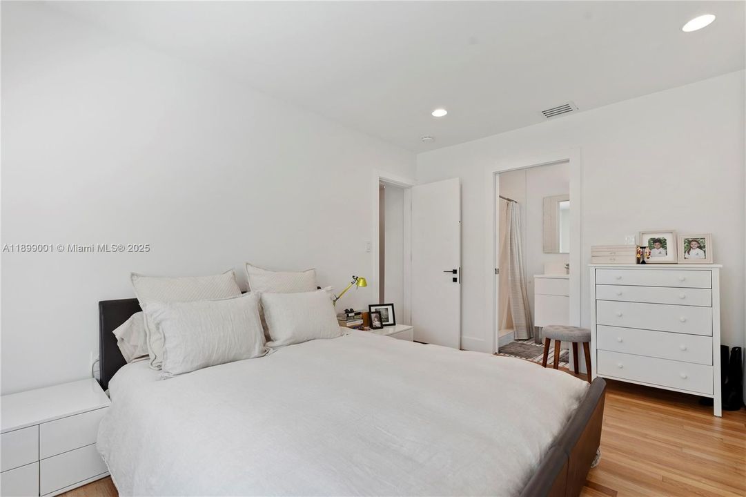 For Sale: $1,650,000 (3 beds, 2 baths, 1405 Square Feet)