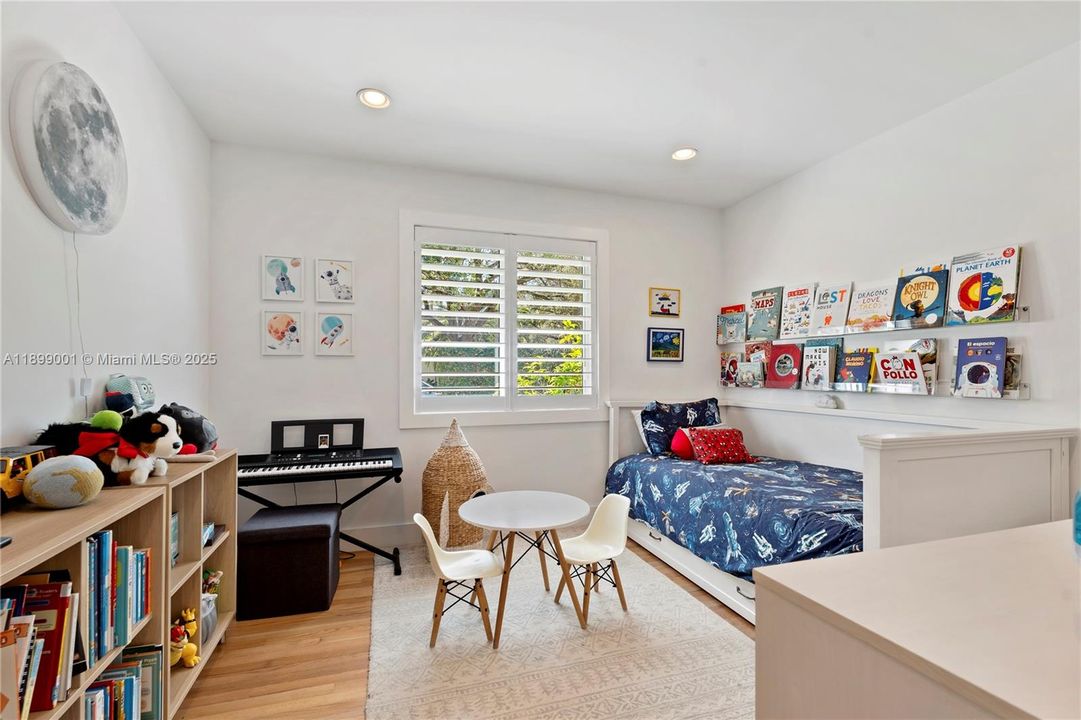 For Sale: $1,650,000 (3 beds, 2 baths, 1405 Square Feet)