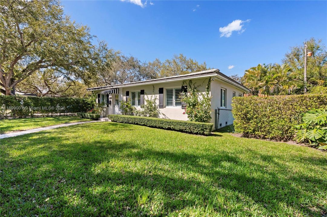 For Sale: $1,650,000 (3 beds, 2 baths, 1405 Square Feet)