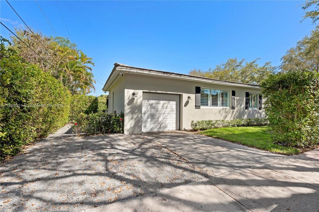 For Sale: $1,650,000 (3 beds, 2 baths, 1405 Square Feet)