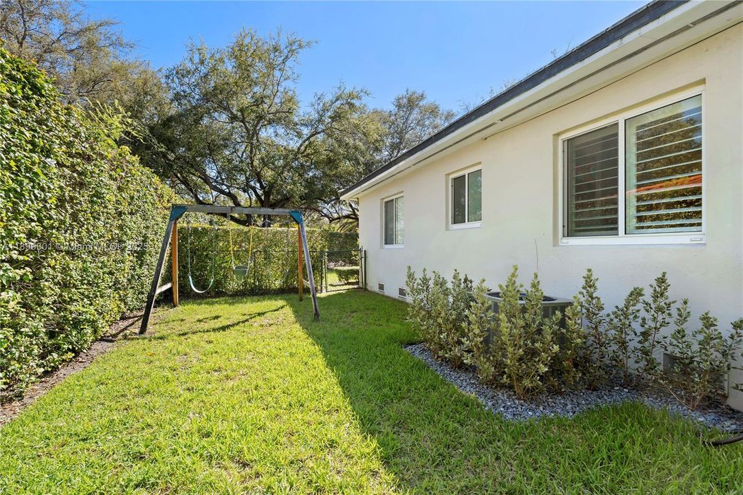 For Sale: $1,650,000 (3 beds, 2 baths, 1405 Square Feet)