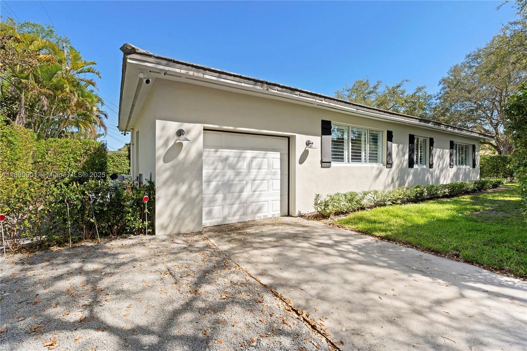 For Sale: $1,650,000 (3 beds, 2 baths, 1405 Square Feet)