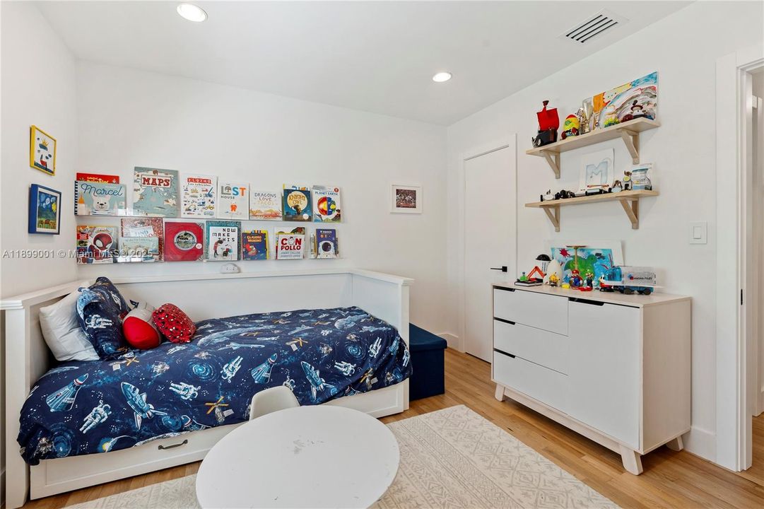 For Sale: $1,650,000 (3 beds, 2 baths, 1405 Square Feet)