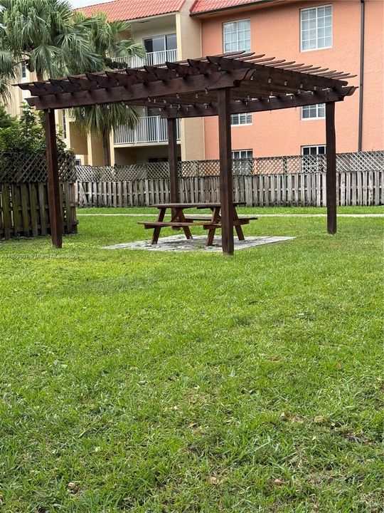 Recently Rented: $1,900 (1 beds, 1 baths, 810 Square Feet)