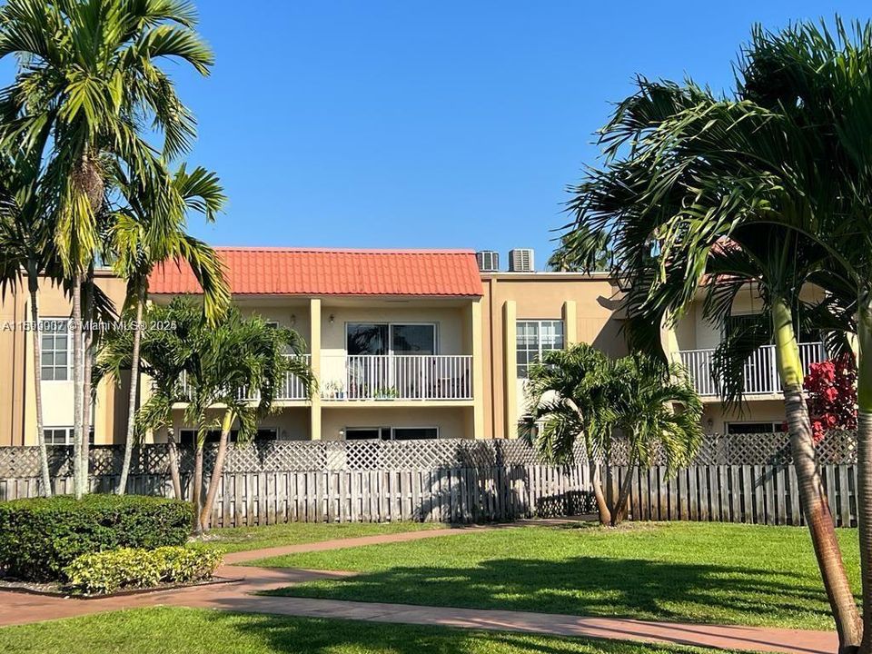 Recently Rented: $1,900 (1 beds, 1 baths, 810 Square Feet)