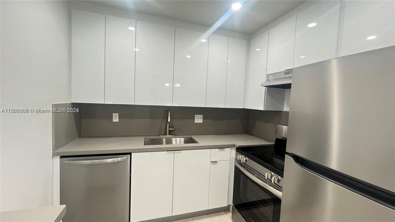 Recently Rented: $2,000 (1 beds, 1 baths, 765 Square Feet)