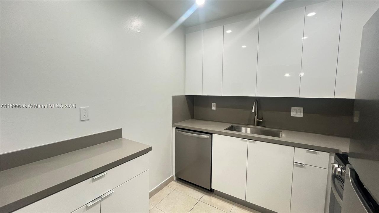 Recently Rented: $2,000 (1 beds, 1 baths, 765 Square Feet)