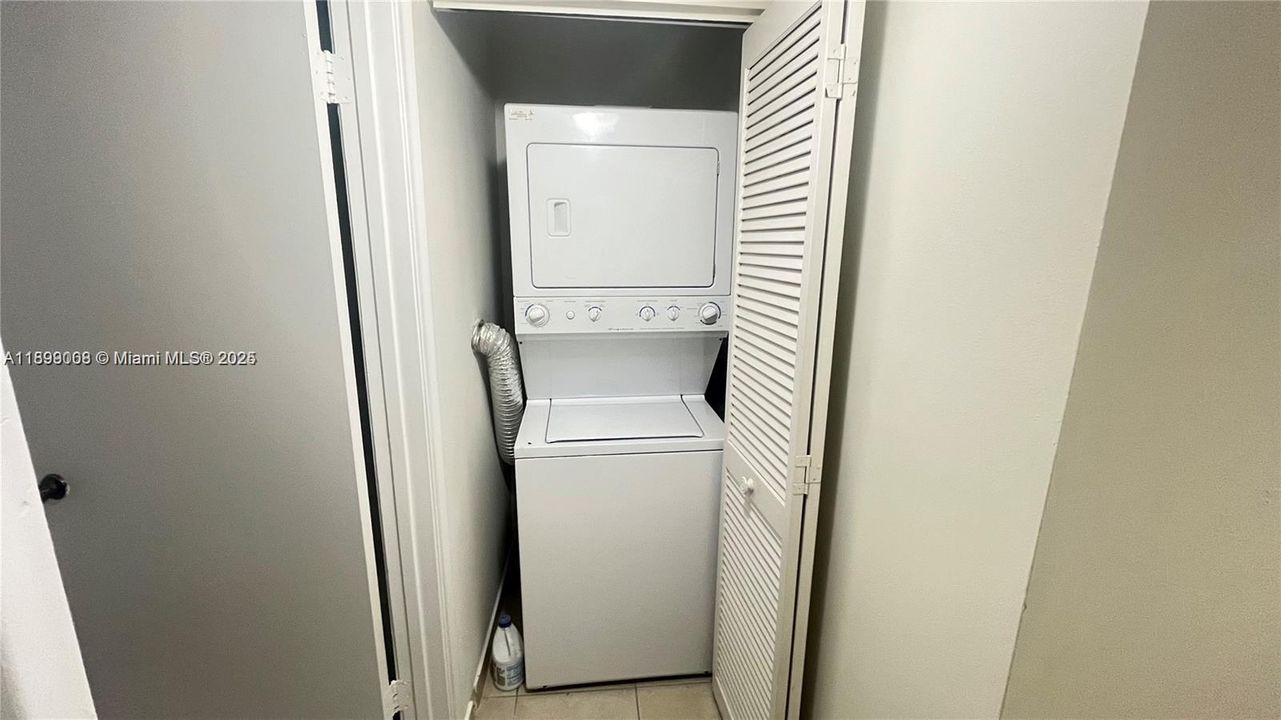 Recently Rented: $2,000 (1 beds, 1 baths, 765 Square Feet)