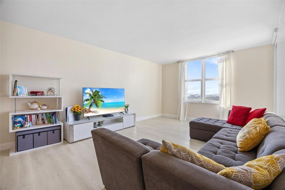 For Sale: $500,000 (2 beds, 2 baths, 1246 Square Feet)