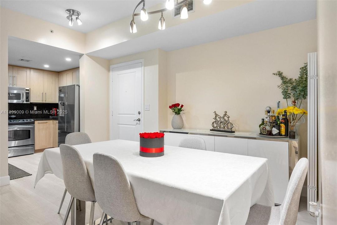 For Sale: $500,000 (2 beds, 2 baths, 1246 Square Feet)