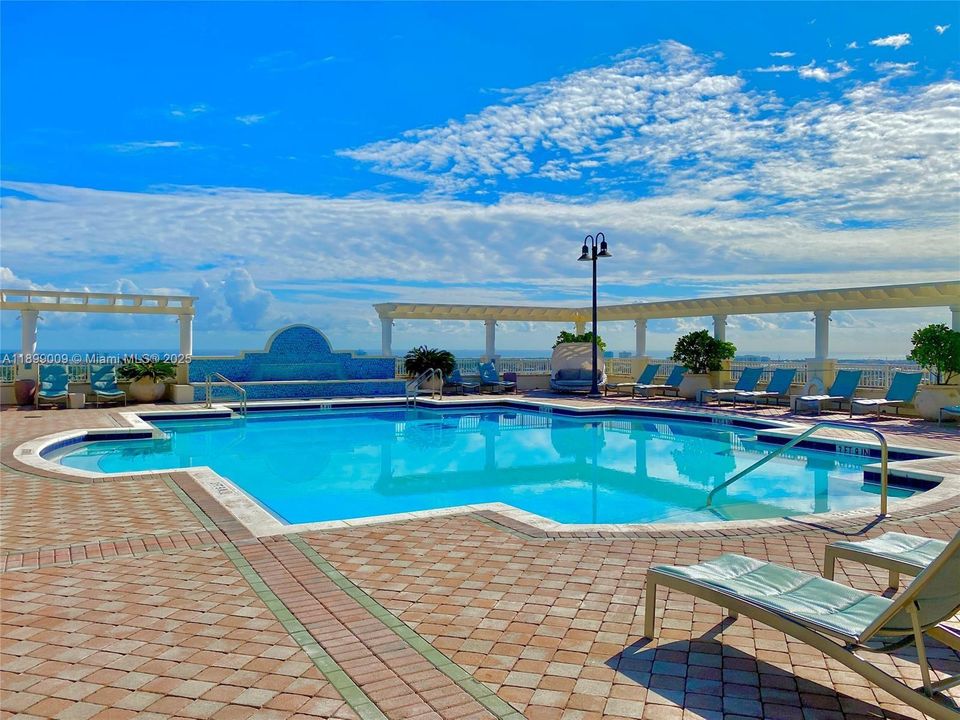 For Sale: $500,000 (2 beds, 2 baths, 1246 Square Feet)