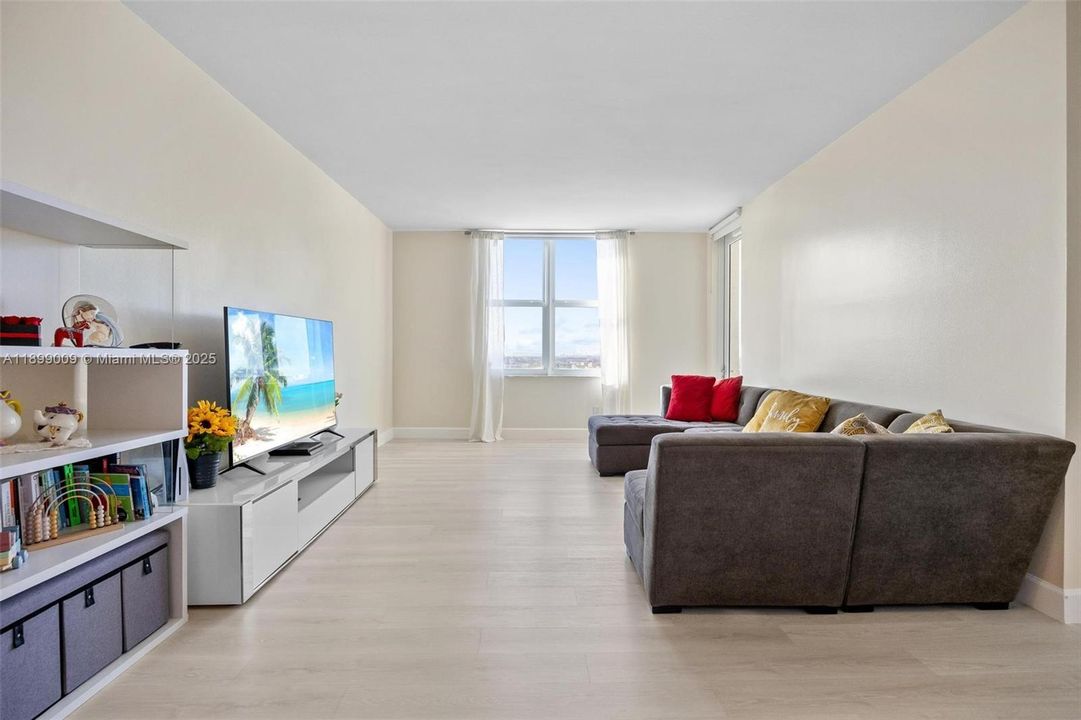 For Sale: $500,000 (2 beds, 2 baths, 1246 Square Feet)