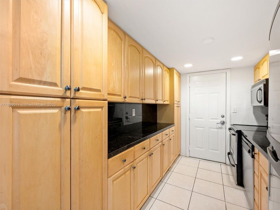 Active With Contract: $2,600 (1 beds, 1 baths, 679 Square Feet)