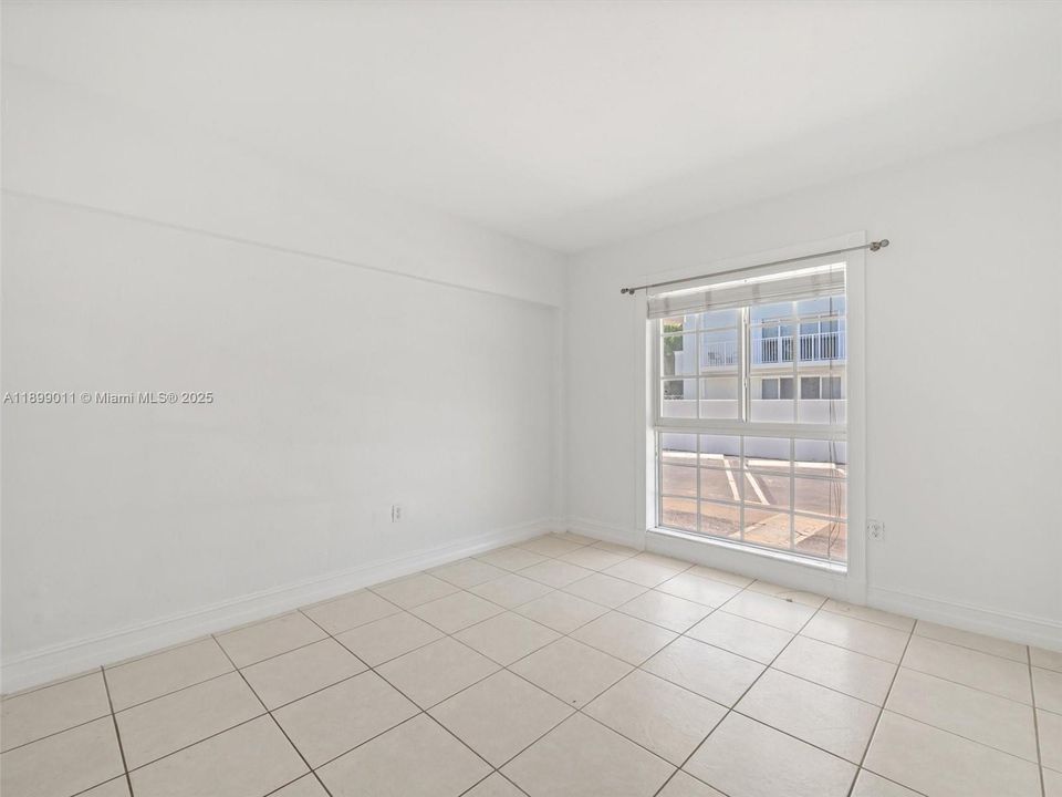 Active With Contract: $2,600 (1 beds, 1 baths, 679 Square Feet)