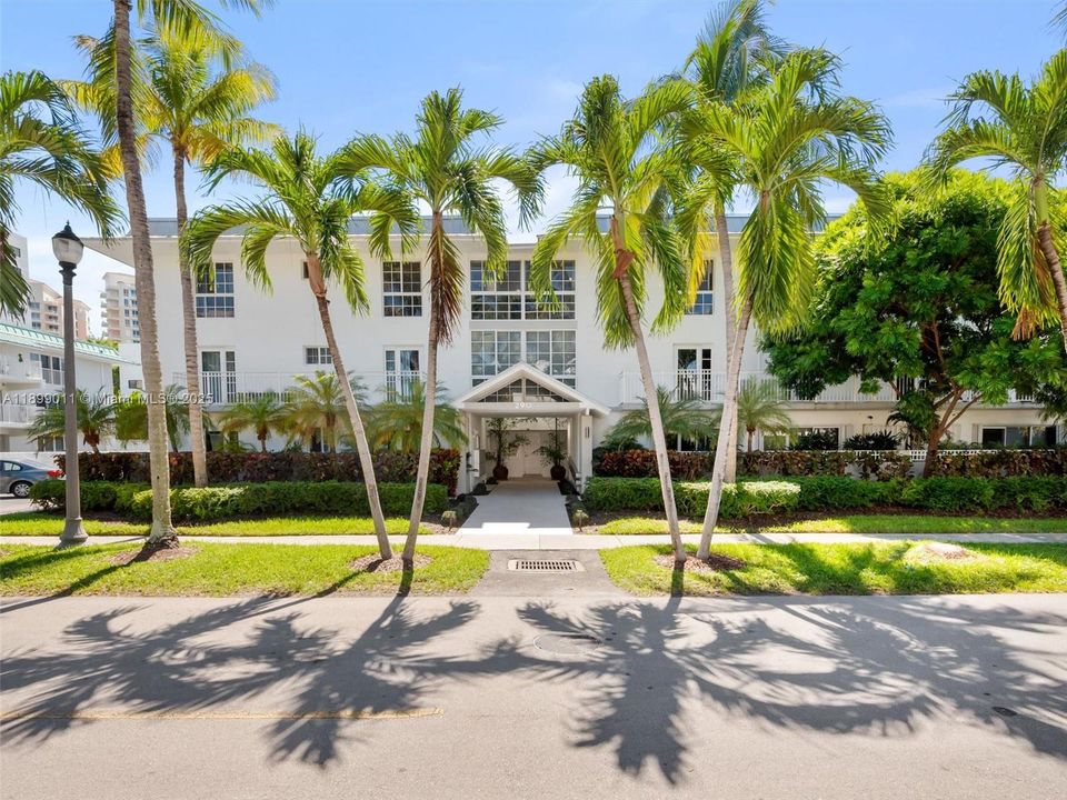 Active With Contract: $2,600 (1 beds, 1 baths, 679 Square Feet)