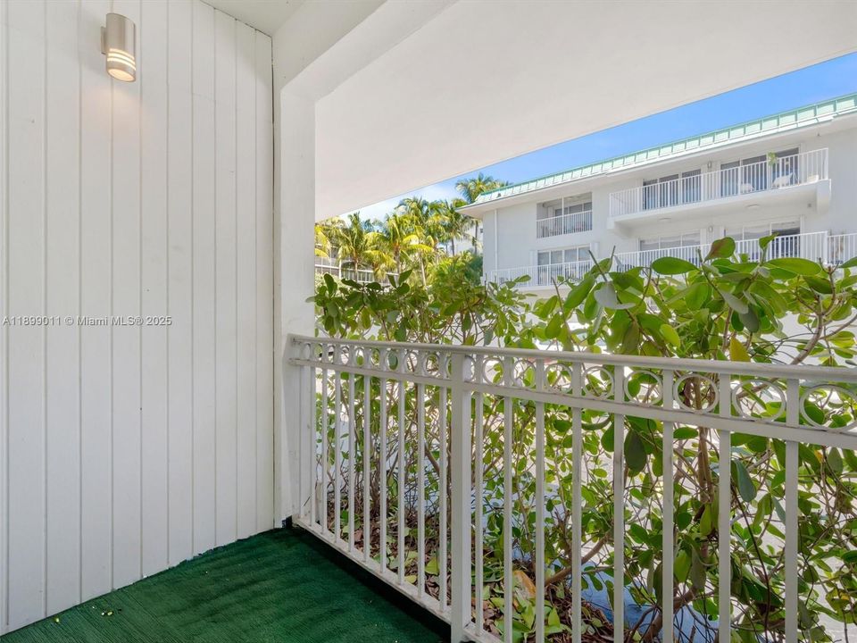 Active With Contract: $2,600 (1 beds, 1 baths, 679 Square Feet)