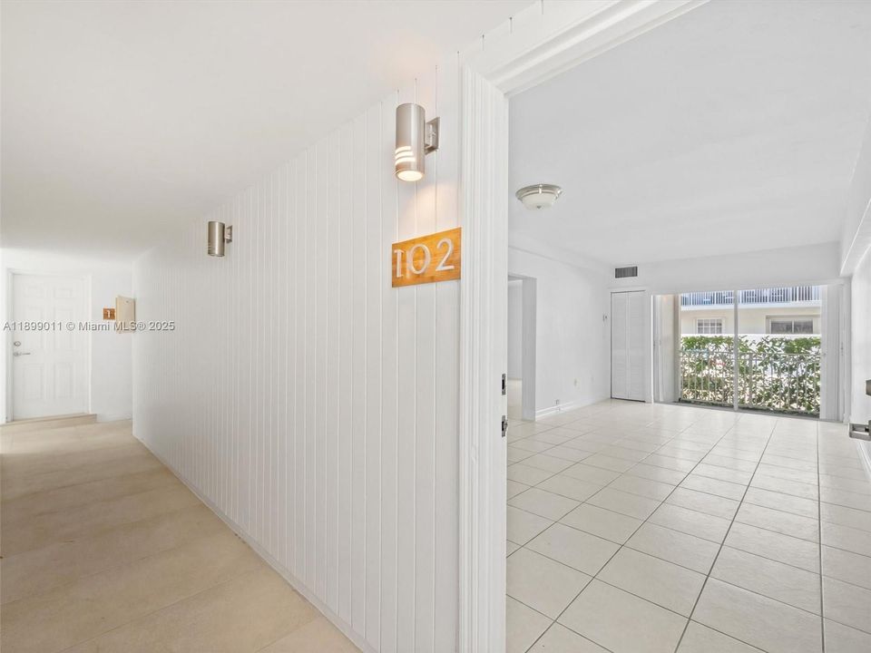 Active With Contract: $2,600 (1 beds, 1 baths, 679 Square Feet)