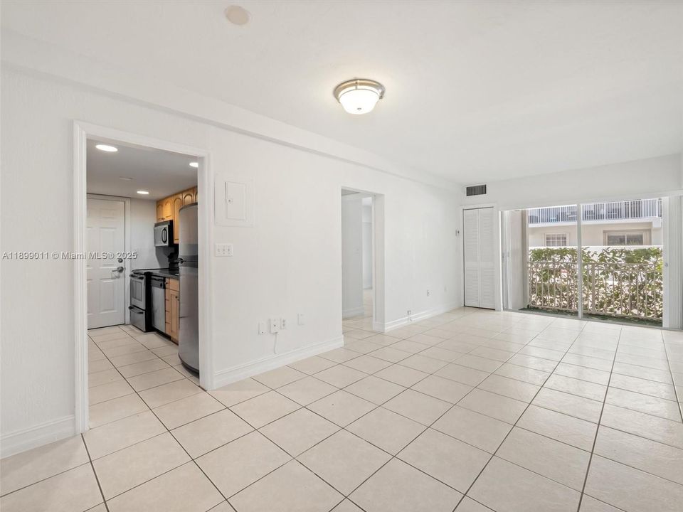 Active With Contract: $2,600 (1 beds, 1 baths, 679 Square Feet)