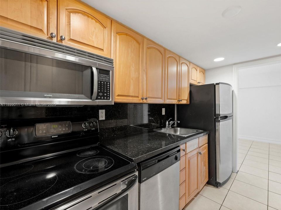 Active With Contract: $2,600 (1 beds, 1 baths, 679 Square Feet)