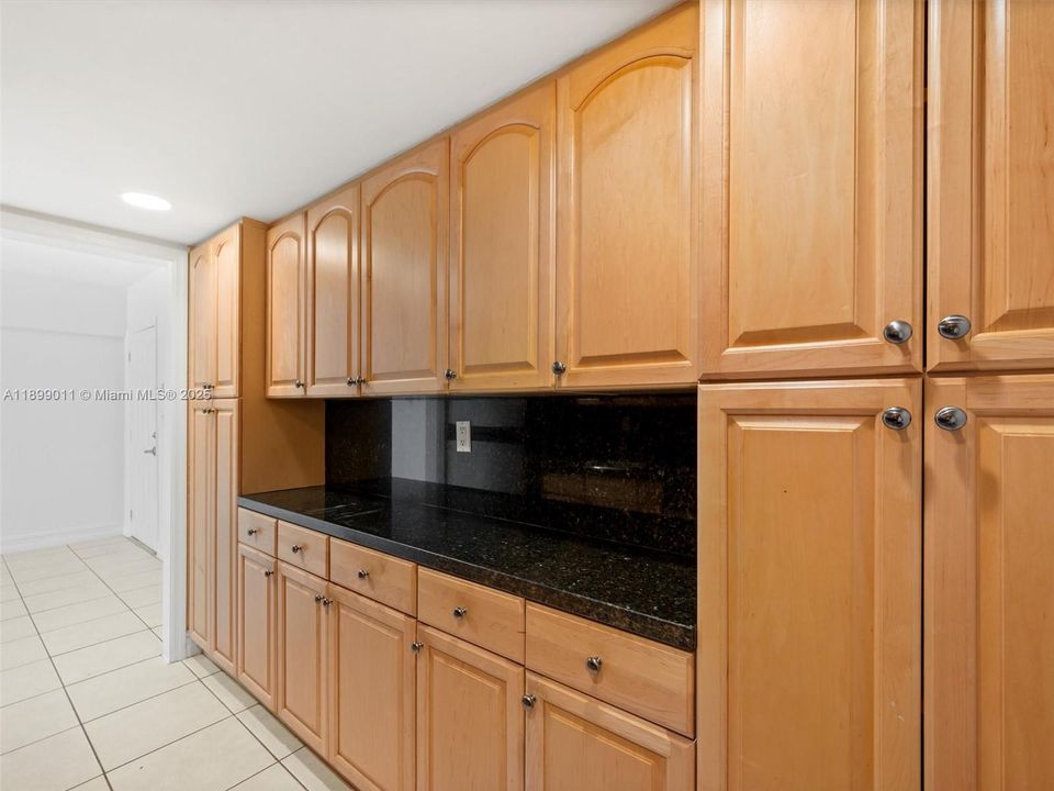 Active With Contract: $2,600 (1 beds, 1 baths, 679 Square Feet)