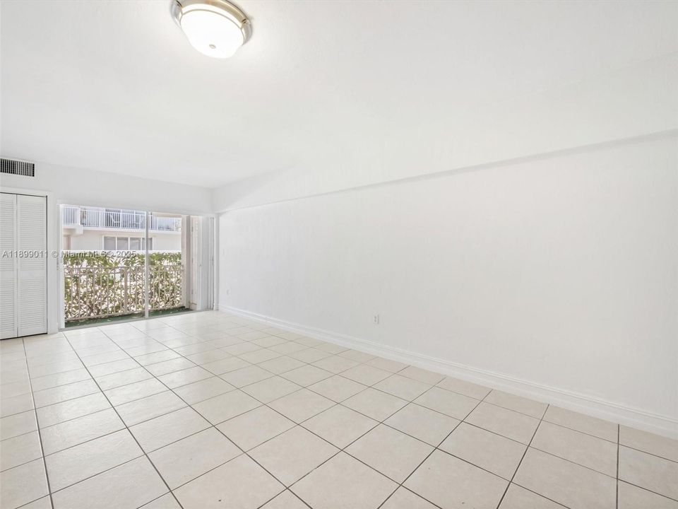 Active With Contract: $2,600 (1 beds, 1 baths, 679 Square Feet)