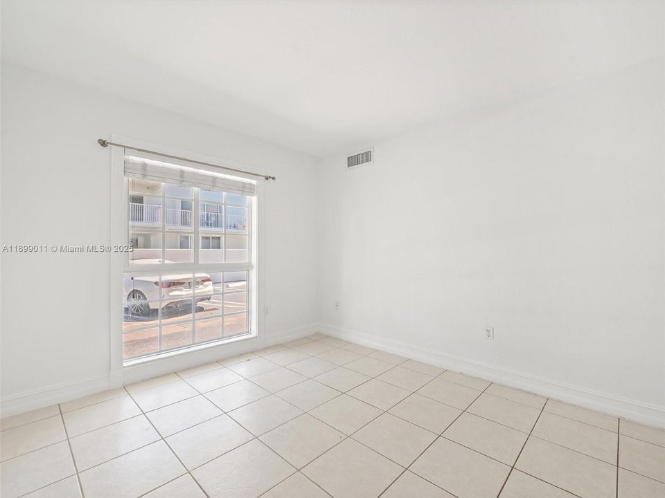 Active With Contract: $2,600 (1 beds, 1 baths, 679 Square Feet)