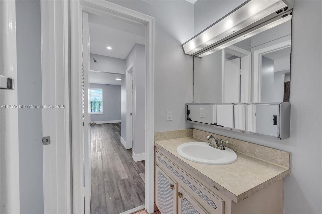 Activo con contrato: $1,500 (1 camas, 1 baños, 930 Pies cuadrados)