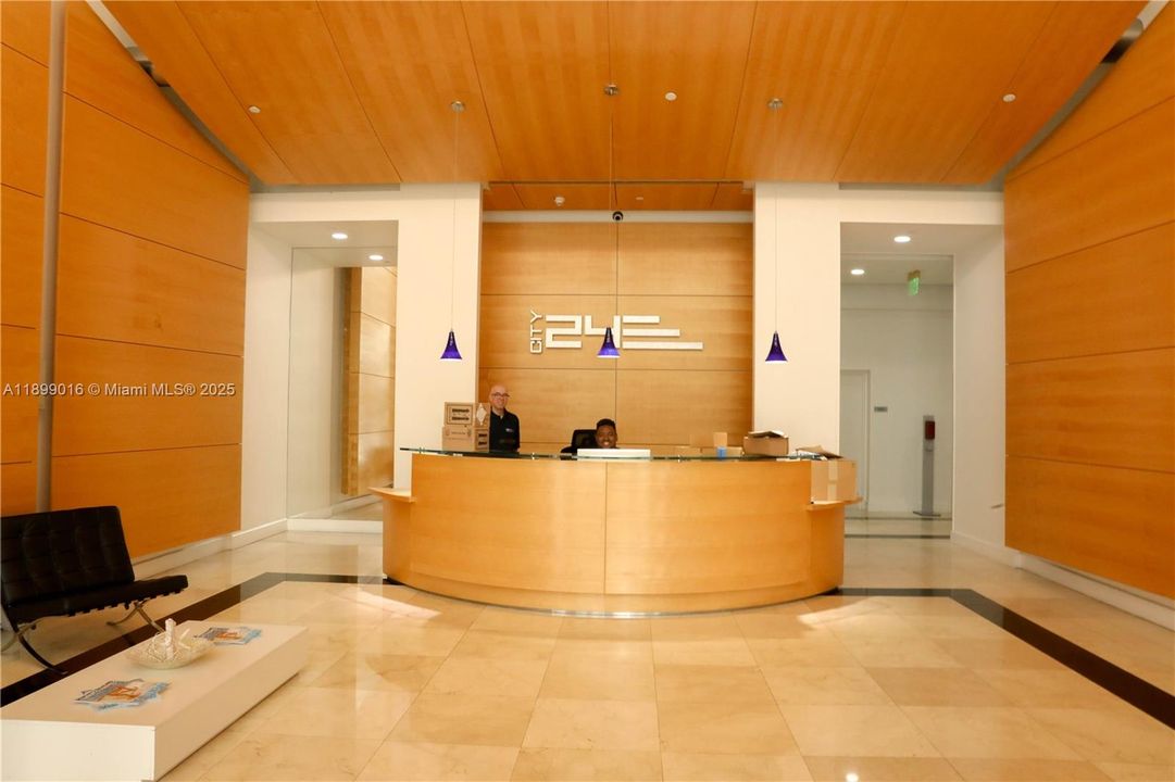 For Sale: $435,000 (2 beds, 2 baths, 948 Square Feet)