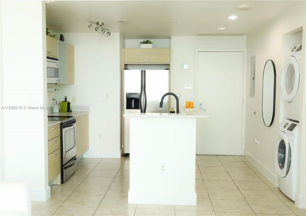 For Sale: $435,000 (2 beds, 2 baths, 948 Square Feet)
