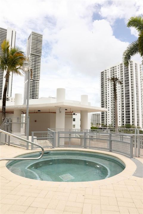 For Sale: $435,000 (2 beds, 2 baths, 948 Square Feet)
