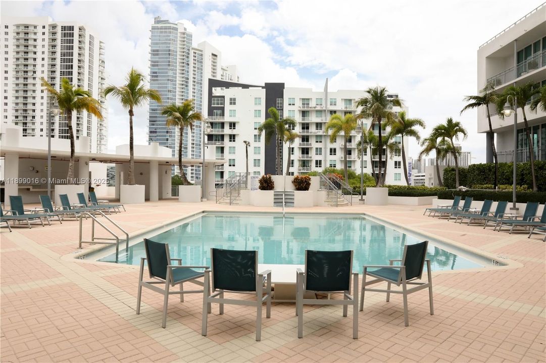 For Sale: $435,000 (2 beds, 2 baths, 948 Square Feet)