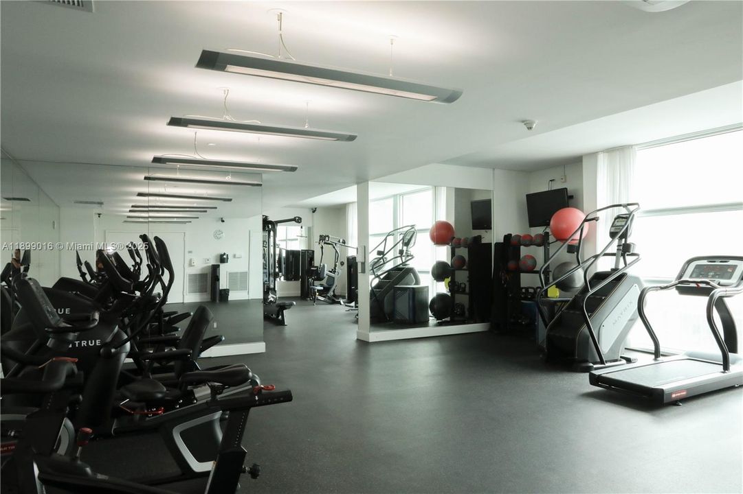 For Sale: $435,000 (2 beds, 2 baths, 948 Square Feet)