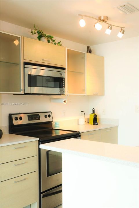 For Sale: $435,000 (2 beds, 2 baths, 948 Square Feet)