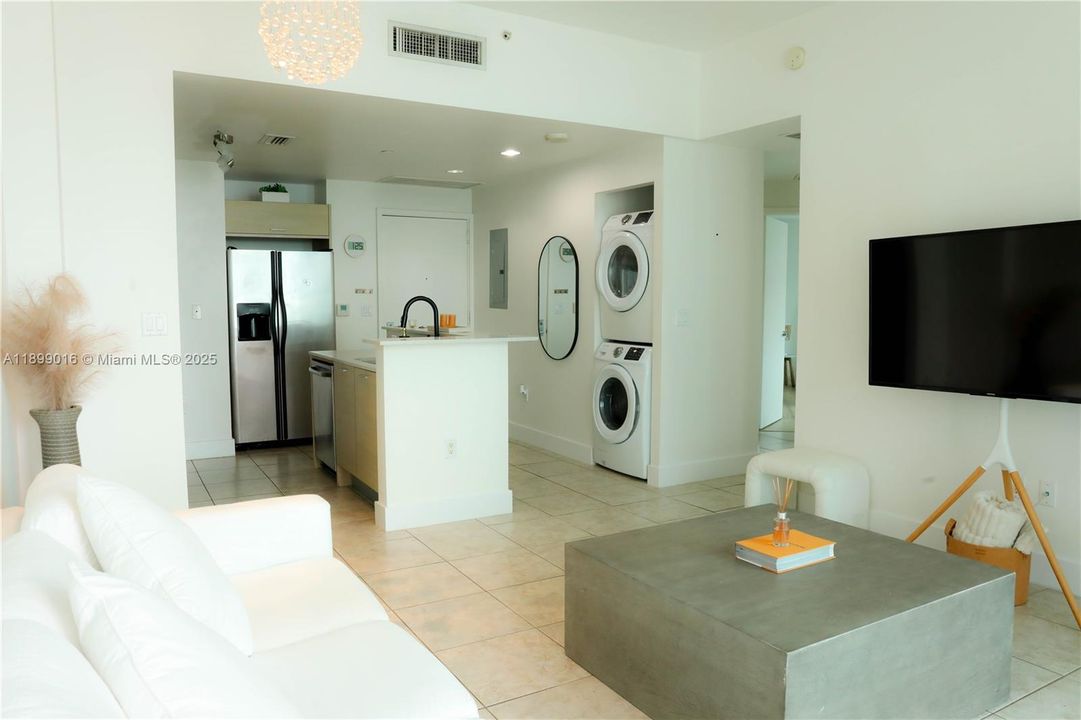 For Sale: $435,000 (2 beds, 2 baths, 948 Square Feet)