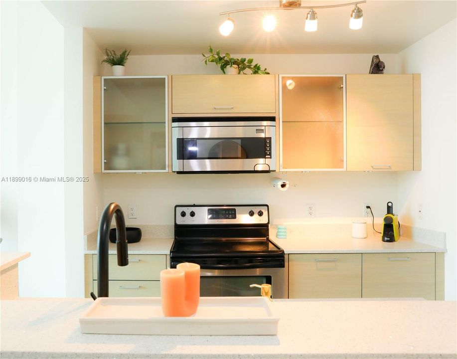 For Sale: $435,000 (2 beds, 2 baths, 948 Square Feet)