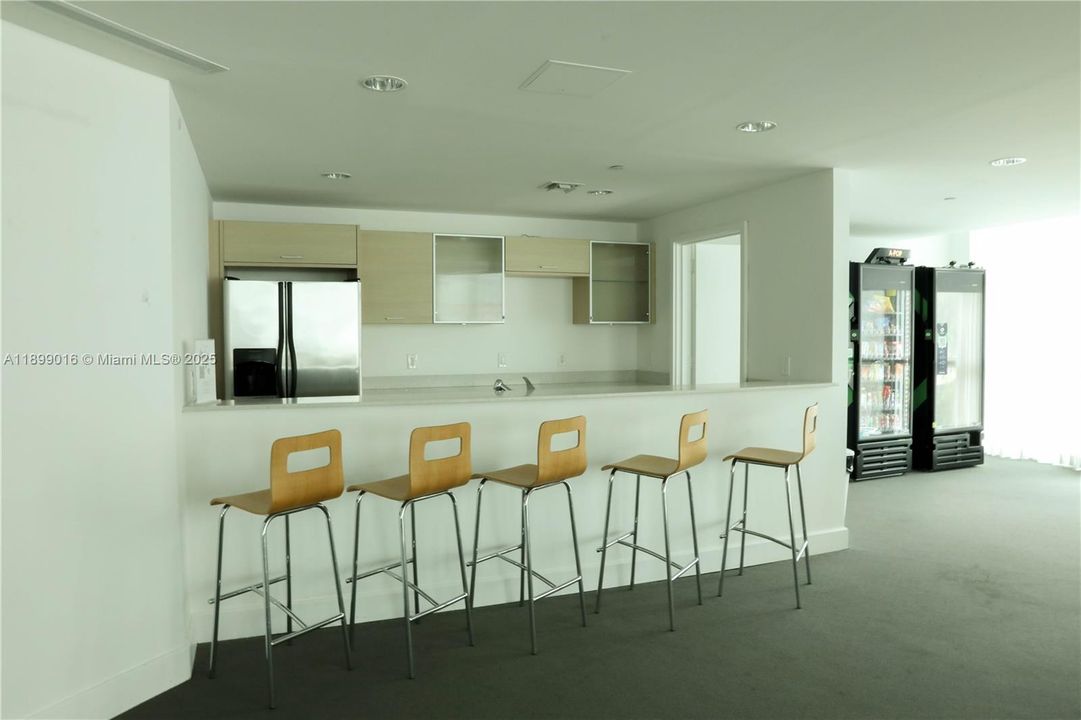 For Sale: $435,000 (2 beds, 2 baths, 948 Square Feet)