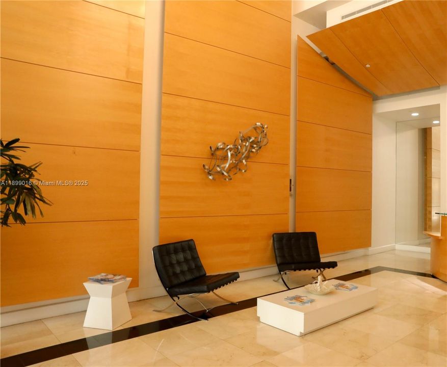 For Sale: $435,000 (2 beds, 2 baths, 948 Square Feet)