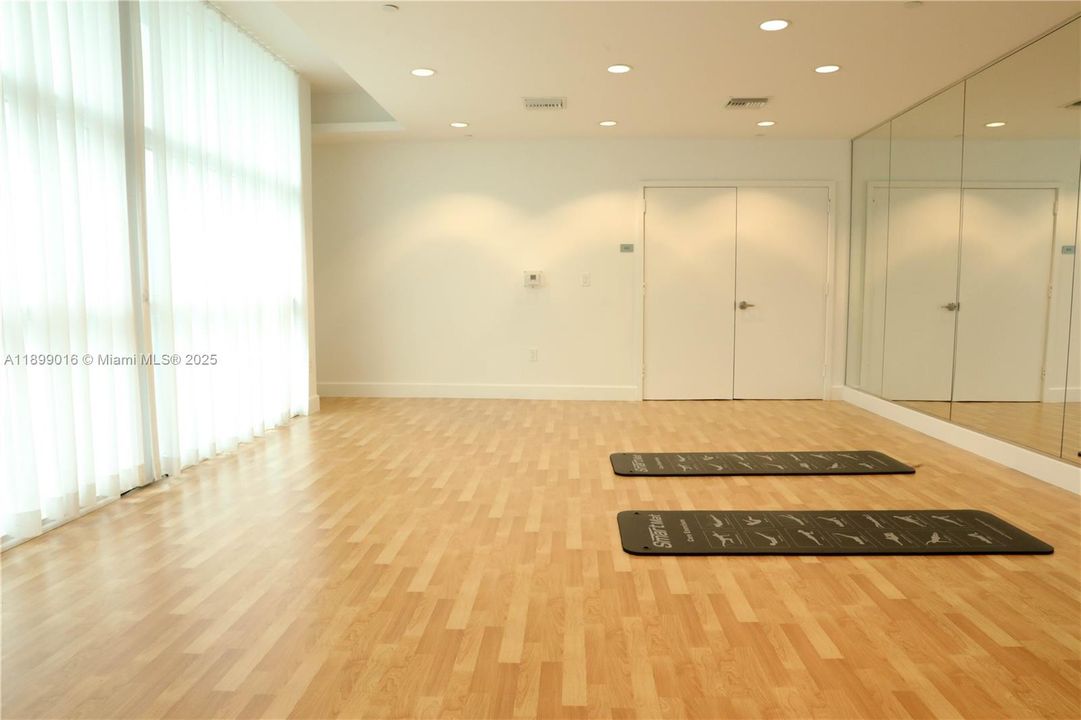 For Sale: $435,000 (2 beds, 2 baths, 948 Square Feet)