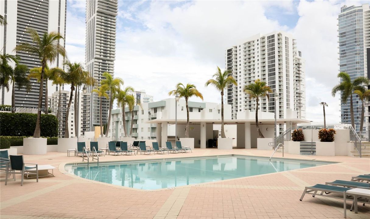 For Sale: $435,000 (2 beds, 2 baths, 948 Square Feet)