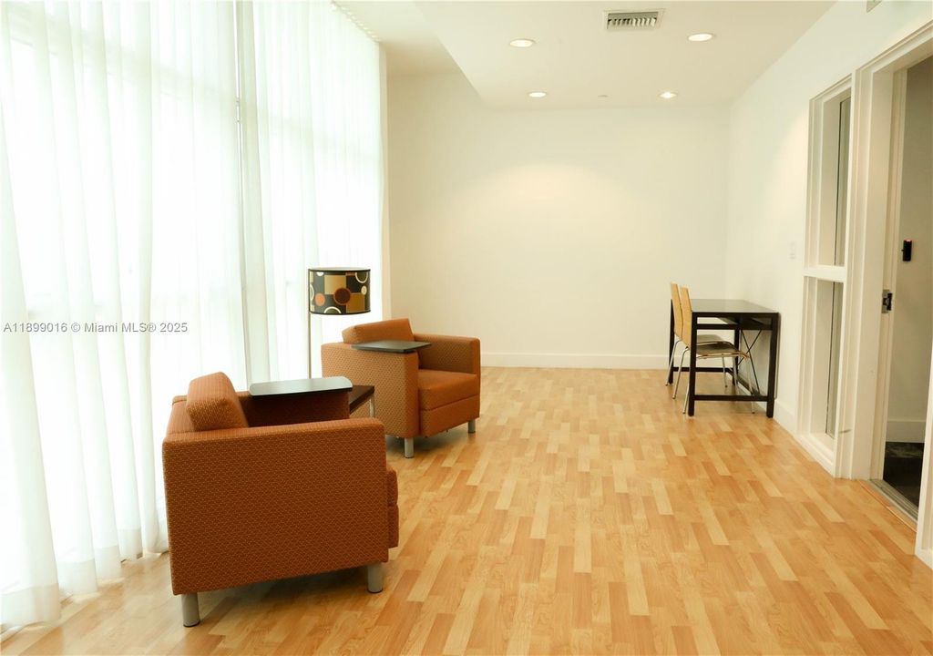 For Sale: $435,000 (2 beds, 2 baths, 948 Square Feet)