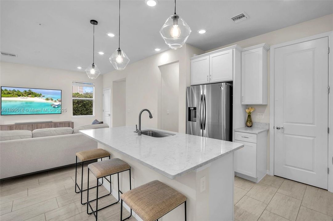 待售: $725,000 (3 贝兹, 2 浴室, 1906 平方英尺)